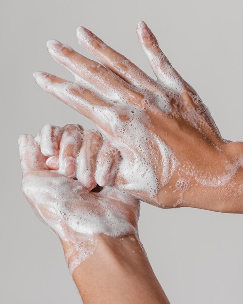 石鹸でこすりながら手を洗う