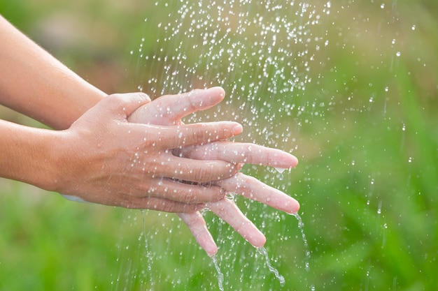 Мытье рук с мылом для предотвращения болезней