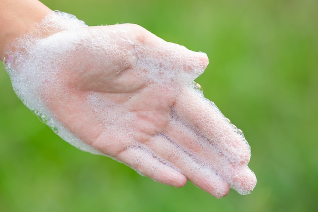 病気を防ぐために石鹸で手を洗う