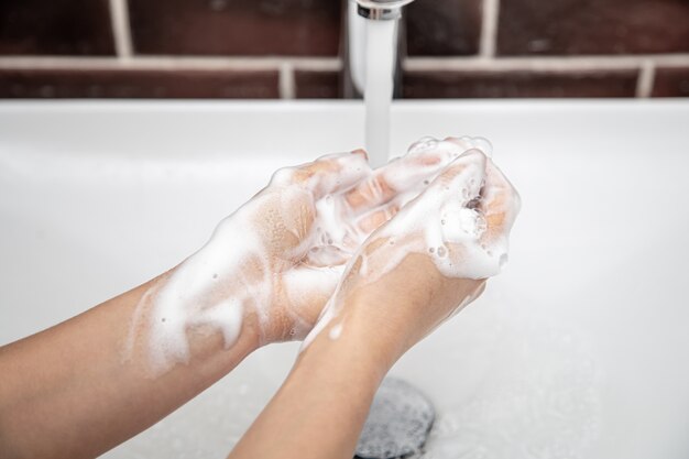 Мытье рук мыльной водой под проточной водой. личная гигиена и здоровье.