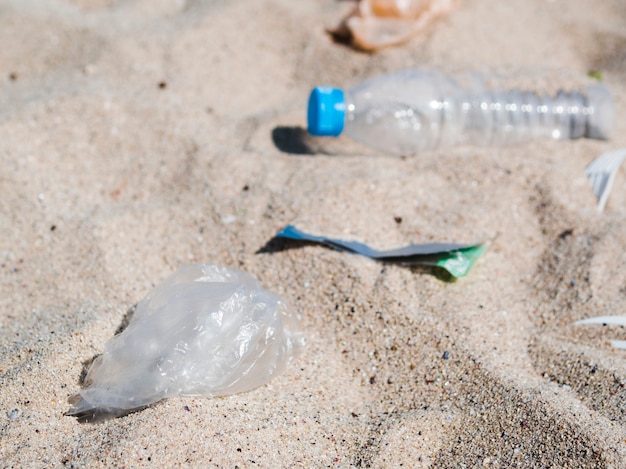해변에서 모래에 폐기물 플라스틱 쓰레기
