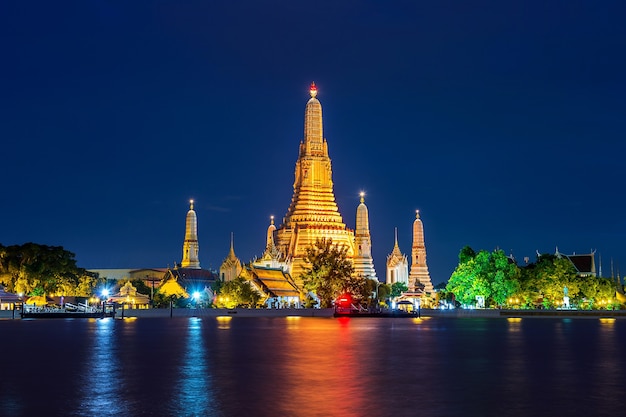 タイ、バンコクのワットアルン寺院。