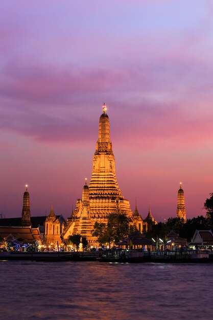 Ват Арун Храм рассвета в сумерках Бангкок, Таиланд
