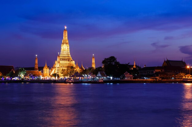 황혼의 방콕 태국에서 새벽의 왓 아룬 사원