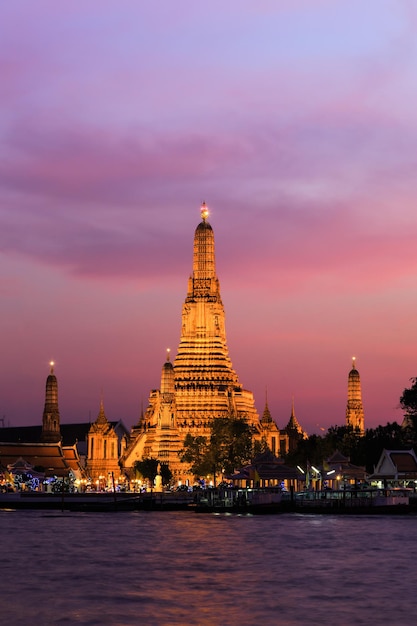 Бесплатное фото Ват арун храм рассвета в сумерках бангкок, таиланд