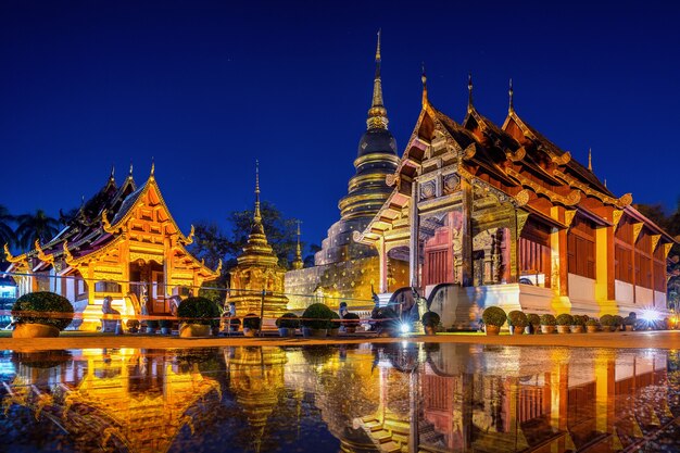 タイのチェンマイにある夜のワットプラシン寺院。