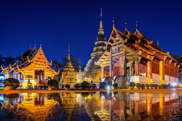 Храм Ват Пхра Сингх ночью в Чиангмае, Таиланд.