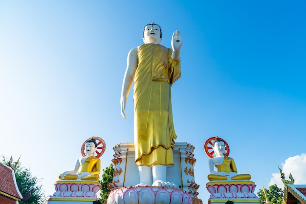 タイ、チェンマイのワットプラタートドイカム（黄金の山の寺院）