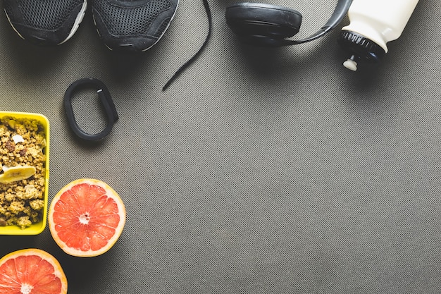 Бесплатное фото Следите за спортивным инвентарем и грейпфрутом
