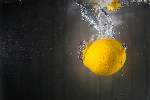 Free photo water background with lemon