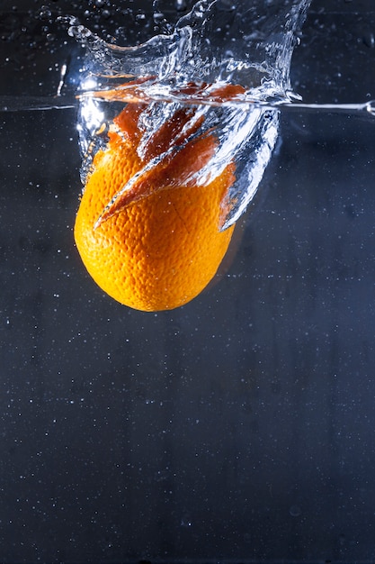 オレンジと水しぶきの水の背景