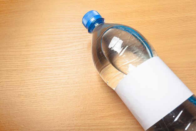 Бутылка с водой на деревянном столе