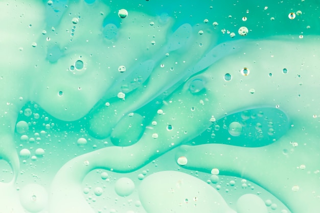 Водные пузыри с абстрактным зеленым фоном