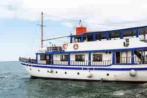 Free photo water-bus full of tourists leaving the cost in thessaloniki, greece