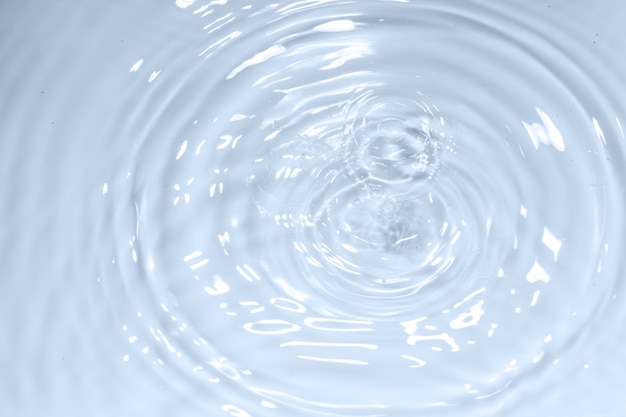 澄んだ水の波の円パターンの水滴