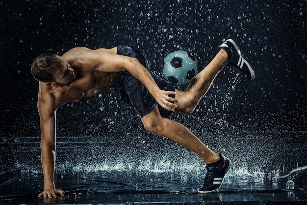 Foto gratuita gocce d'acqua intorno al calciatore