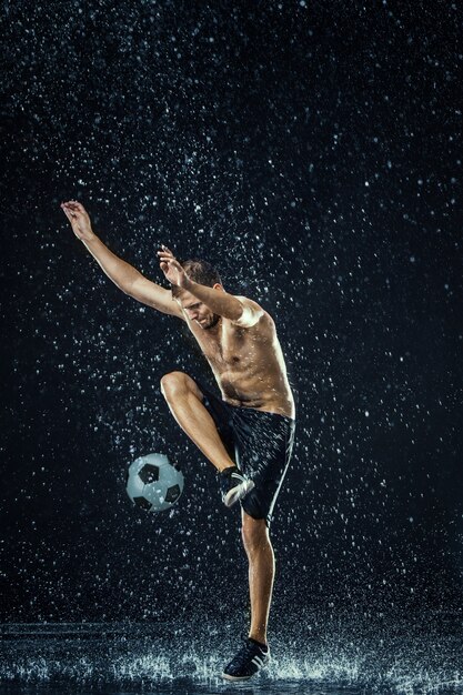 サッカー選手の周りの水滴