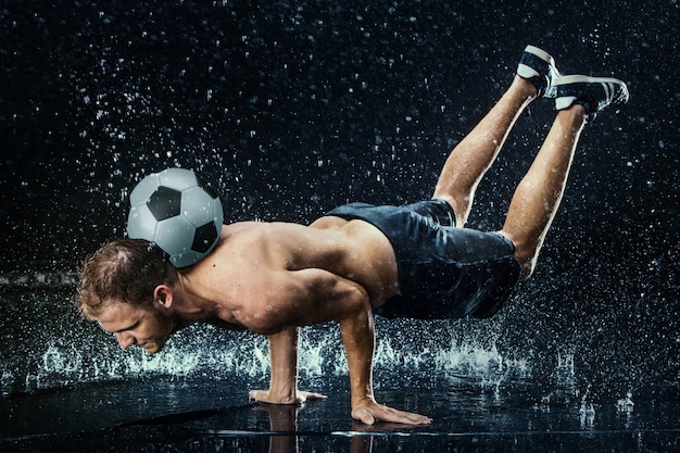 Foto gratuita gocce d'acqua intorno al calciatore