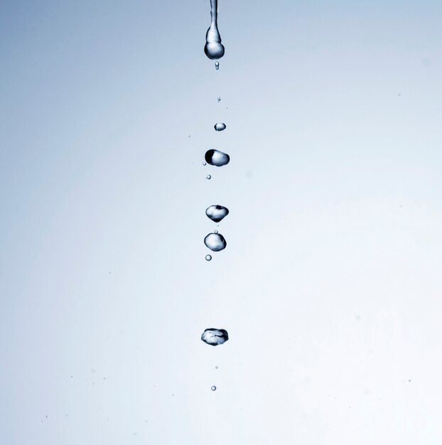明るい背景に水滴