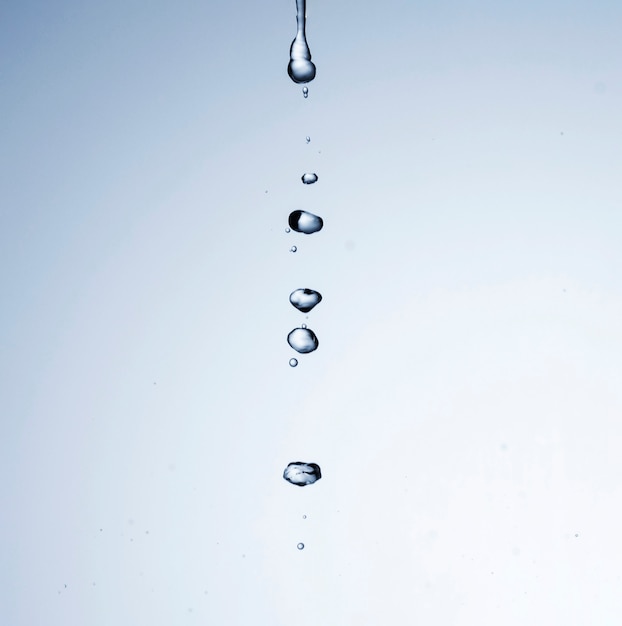 Бесплатное фото Капли воды на светлом фоне