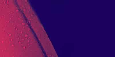 Бесплатное фото Капли воды на красной текстуре перьев на цветном фоне