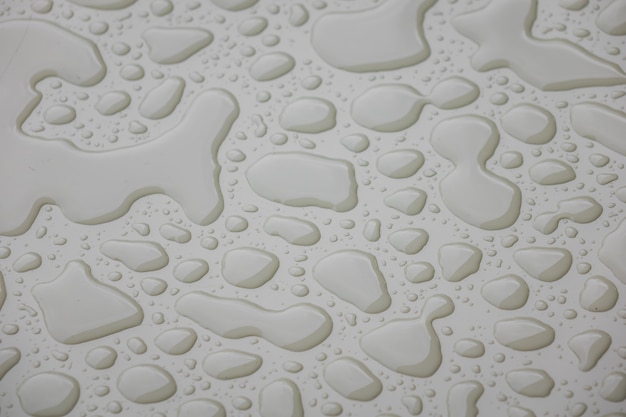 Бесплатное фото Капли воды на белом фоне.