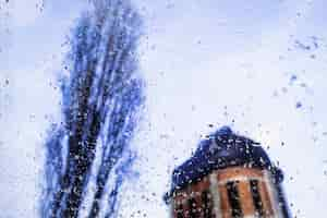 Free photo water drops on urban background