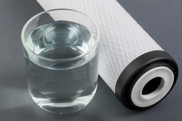 Фильтр для воды и стакан воды