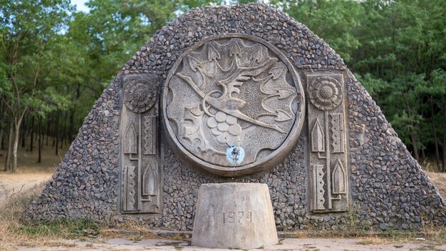 コウノトリの飾りのある村の噴水