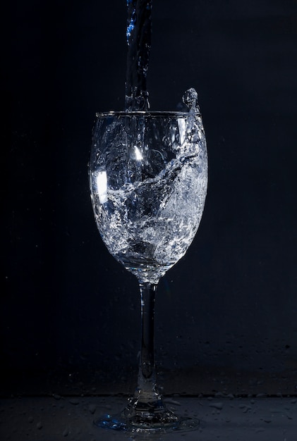 Струя воды на стакане