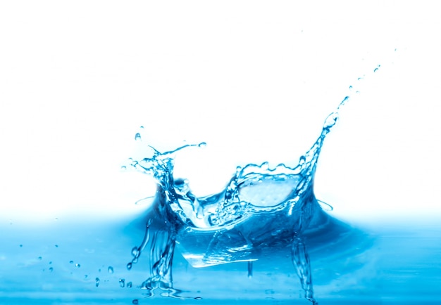 Бесплатное фото Всплеск воды, изолированных на белом фоне