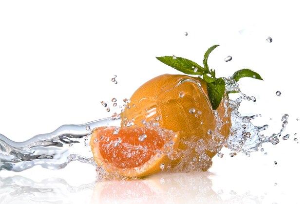 Брызги воды на апельсине с мятой, изолированной на белом