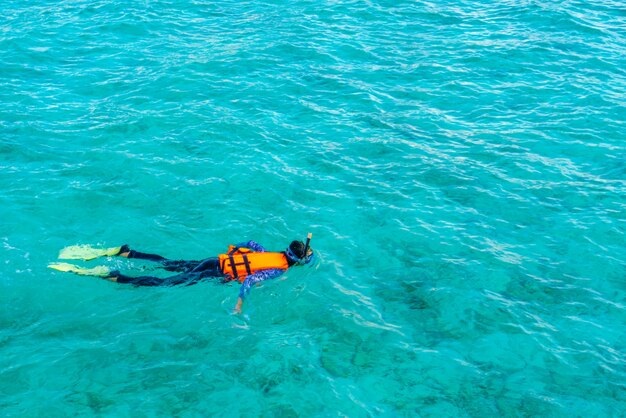 水中の水上行き先カリブ海の女性