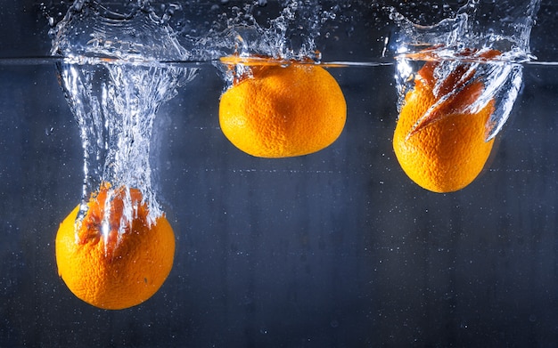 Free photo water with three oranges