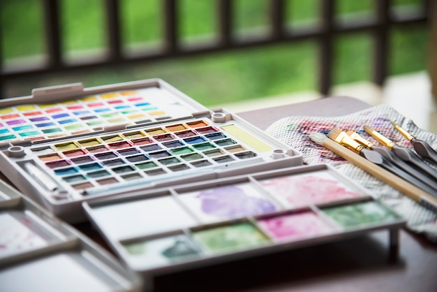 Free photo watercolor palette box with brushes set