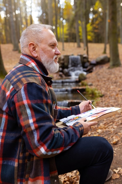 Foto gratuita pittura acquerellista all'aperto nella foresta