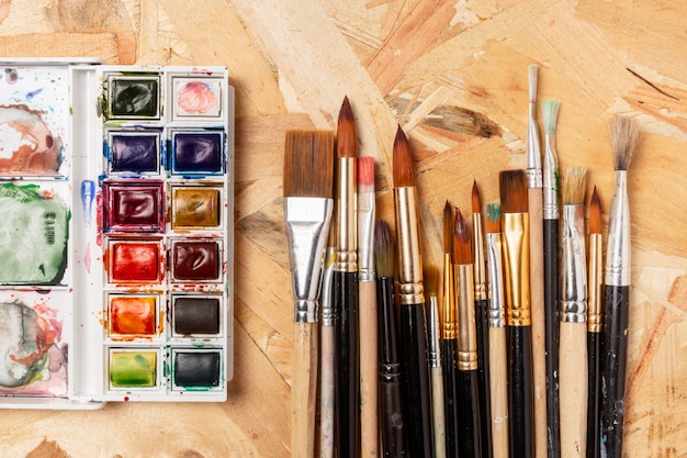 Free photo watercolour paint and brushes