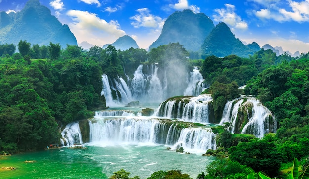 Водопад чистый туристический синий поток азиатский