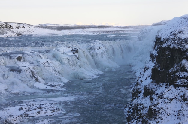 氷と雪に囲まれたヨーロッパ、アイスランドのグトルフォスの滝