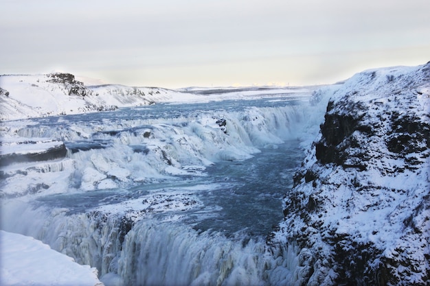 아이슬란드, 유럽의 굴 포스 폭포는 얼음과 눈으로 둘러싸여 있습니다.