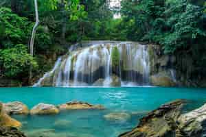 Foto gratuita cascata livello 2 parco nazionale di erawan kanchanaburi thailandia