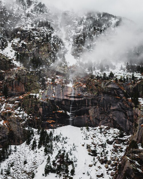 雪の山の滝