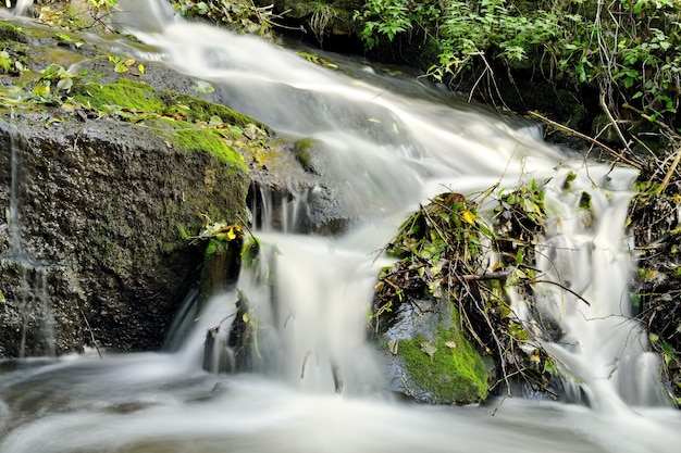 «Водопад, текущий в природе»