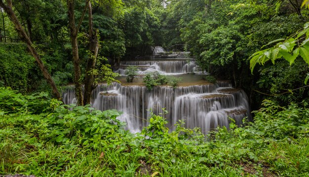 Водопад, который является слоем в Таиланде