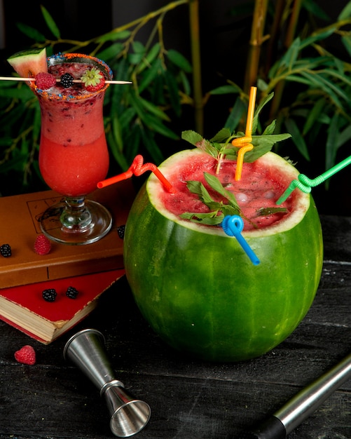 Бесплатное фото Арбузный коктейль с мятой, подается с соломкой