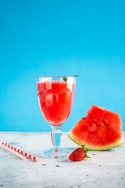 Free photo watermelon juice in glass with strawberry on top