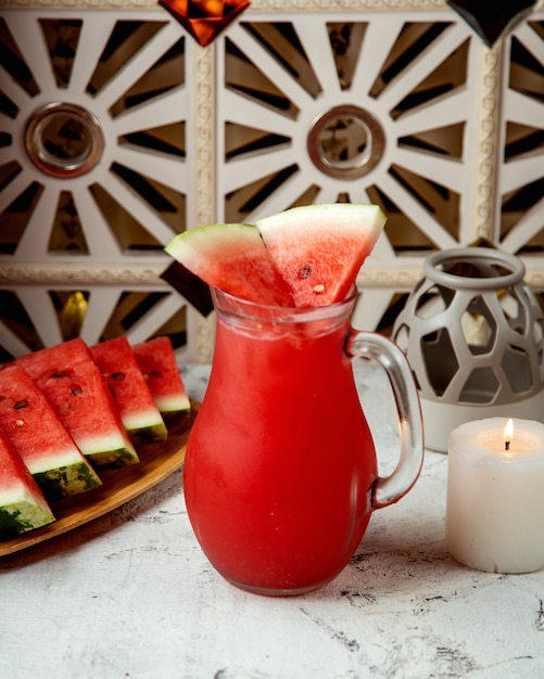 Free photo watermelon juice with watermelon slice on top