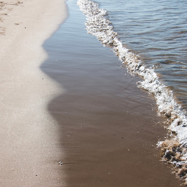Волна на пляже
