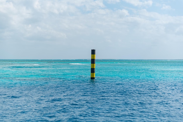 Onde nell'oceano e nel cielo blu