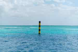 Foto gratuita onde nell'oceano e nel cielo blu